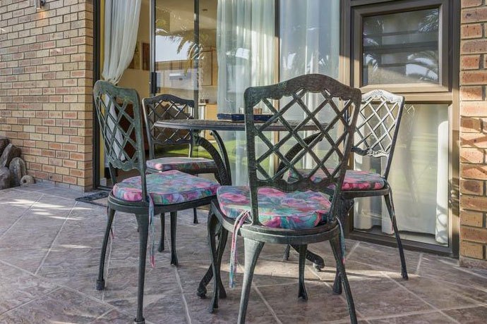 Garden View apartment patio and palm garden